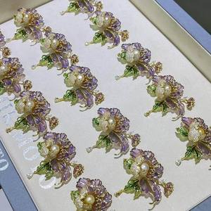 Broche Fleur de Pivoine Nanyang en Perle d'Or, Style Chinois Haut de Gamme Exquis, Épingle Cheongsam, Accents Naturels d'Eau de Mer - Product Image 1