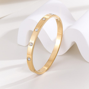 <span class=keywords><strong>Bracelet</strong></span> de luxe haut de gamme Gimmeling en acier titane électroplaqué, forme cœur, inaltérable, nouvelle collection 2024, style simple et original, vente en gros - Product Image 4