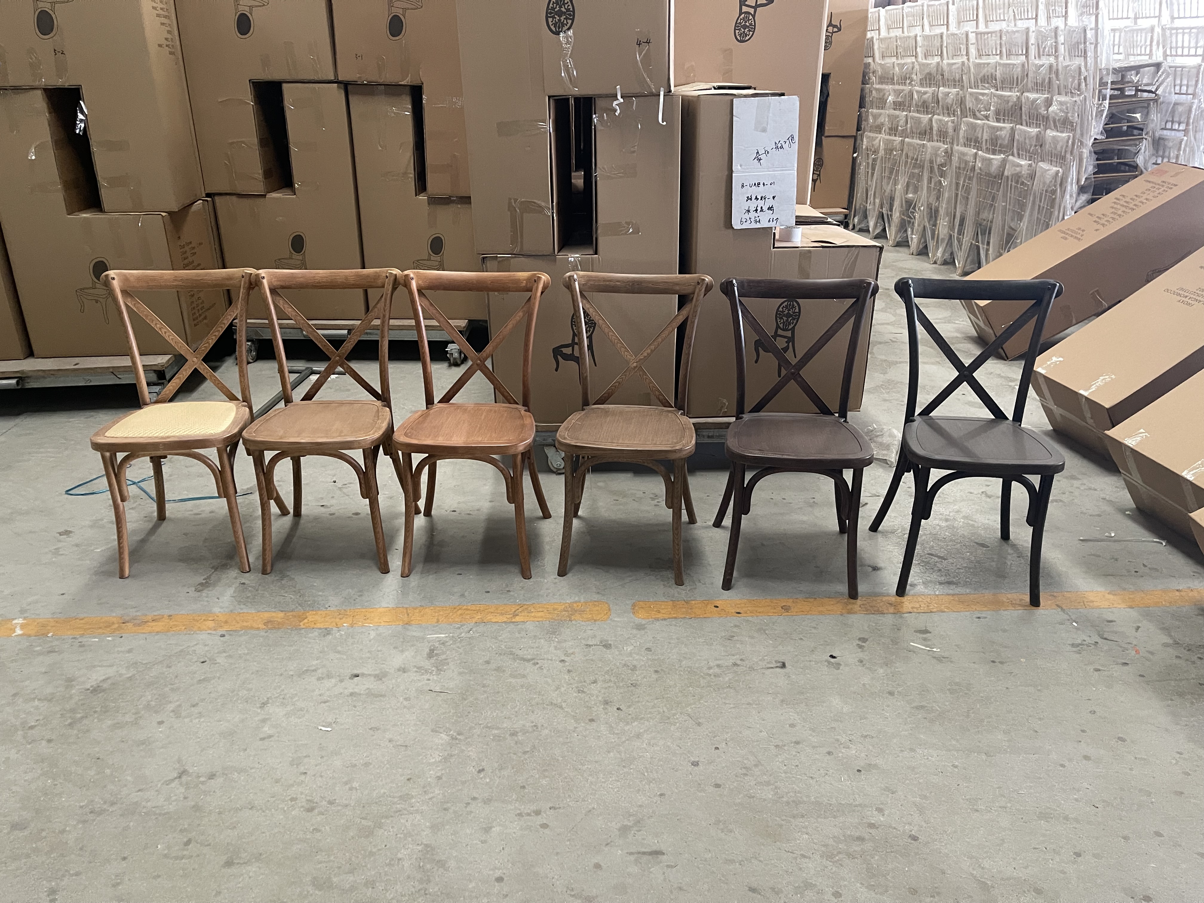 Comme ci-joint, chaises de couleur