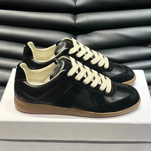Sneakers luxueuses et légères à lacets, avec une semelle souple et un style rétro confortable, adaptées aux hommes et aux femmes. - Product Image 3