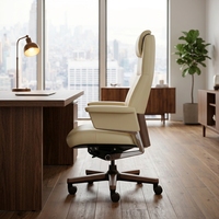 Fauteuil de bureau exécutif en cuir crème, dossier haut, pivotant et inclinable, avec structure en alliage d'aluminium, base en bois à cinq branches, appui-tête et accoudoirs rembourrés