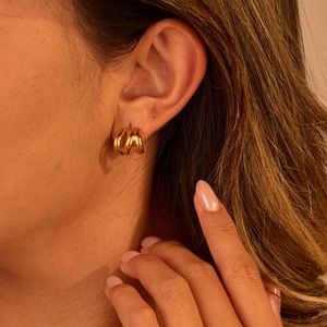 ต่างหูสแตนเลสทรงคลื่นสามชั้นทันสมัยสำหรับสุภาพสตรี ต่างหูขนาดเล็กสำหรับขายส่ง - Product Image 1