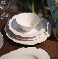 Ensemble d'assiettes blanches en céramique au design de forme florale élégante, assiette à dîner à glaçure blanche festonnée pour mariage et événement