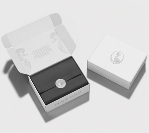 Boîte d'emballage pour vêtements en carton ondulé noir mat avec logo personnalisé, pliable, pour l'expédition de t-shirts, robes et vêtements - Product Image 6
