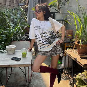 เสื้อยืดสไตล์ Y2K พิมพ์ลายตัวอักษร ทรงหลวม คอเฉียงแบบไม่สมมาตร โชว์ไหล่ สาวฮอต ดูดี มีสไตล์ ลำลอง หวาน เซ็กซี่ - Product Image 6