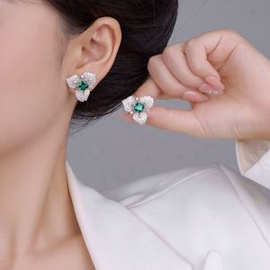 Pendientes de Botón Geométricos de Circonita Esmeralda de Alta Gama Europeos y Americanos, Chapados en Oro, Plata S925, Diseño de Lujo a la Moda - Product Image 2