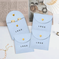 Pochette à bijoux en microfibre bleu ciel de luxe avec bouton pression métallique, logo gaufré, 8*8cm, sac d'emballage pour bijoux en daim doux pour boucles d'oreilles