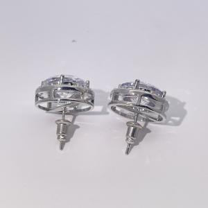 Pendientes de Botón Geométricos Redondos Clásicos y Lujosos de Tianyu Gems para Mujer, Hechos de Latón Chapado en Oro con Circonita Blanca. - Product Image 6