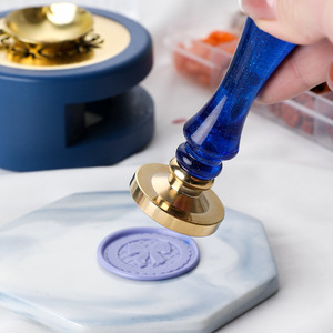 Poignée de sceau en cire acrylique, forme extraterrestre, semi-transparente, texturée, rouge rose, pour sceller les journaux en papier - Product Image 2