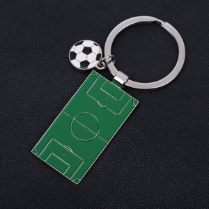Porte-clés en métal émaillé en forme de ballon de football pour souvenir - Product Image 1