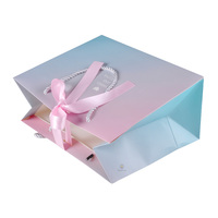 Sacs-cadeaux de luxe personnalisés avec impression de logo pour vêtement pochette à cosmétiques ruban emballage avec poignée