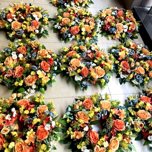 Coronas de Flores de Tela Baratas al por Mayor para Funerales, Corona de Rosas Artificiales Abiertas para Decoración Funeraria de Pascua - Product Image 1