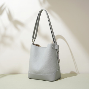 Nouveau <span class=keywords><strong>Sac</strong></span> Seau Grande Capacité Tendance et Simple Style Normcore/Minimaliste en <span class=keywords><strong>Cuir</strong></span> Véritable Motif Litchi pour <span class=keywords><strong>Femme</strong></span> 2026 - Product Image 5