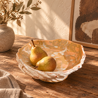 Plateau décoratif en céramique jaune avec bord ondulé irrégulier, bol sculptural pour la décoration de la maison