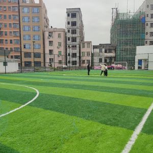 2024 nouveau gazon <span class=keywords><strong>de</strong></span> football personnalisé à cinq côtés gazon artificiel <span class=keywords><strong>terrain</strong></span> <span class=keywords><strong>de</strong></span> football à sept côtés concessions <span class=keywords><strong>de</strong></span> <span class=keywords><strong>prix</strong></span> d'herbe artificielle - Product Image 2