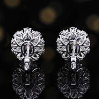 Boucles d'oreilles en or 18 carats avec saphir bleu royal naturel de Madagascar, design double halo serti de 80 saphirs blancs