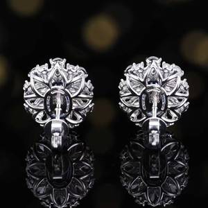 Boucles d'oreilles en or 18 carats avec saphir bleu royal naturel de Madagascar, design double halo serti de 80 saphirs blancs - Product Image 3