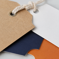 Étiquettes suspendues verticales personnalisées avec accent en feuille métallisée, étiquettes de vêtements estampées à chaud, cartes et ficelles pour la vente en gros de vêtements