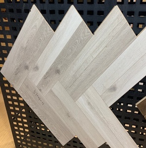 Plancher stratifié en cerisier à chevrons gris clair <span class=keywords><strong>Quick</strong></span> <span class=keywords><strong>Step</strong></span> 8 mm - Product Image 5