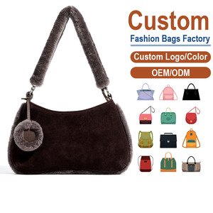 Bolso de Hombro de Cuero Genuino con Acabado Mate Personalizado, Paneles de Piel de Oveja en Tono Natural con Adorno de Pompón de Pelo, Estilo Retro Lujoso y Suave - Product Image 1