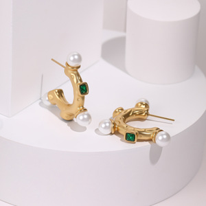 Boucles d'oreilles créoles en or vintage avec perle émeraude texturée C-cerceau Design bijoux élégants pour les occasions spéciales - Product Image 2