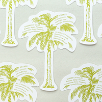 Tarjetas de menú de papel en forma de árbol personalizadas con detalles de menú impresos ideales para eventos temáticos tropicales y bodas