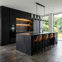 Ensemble complet d'armoires de cuisine personnalisées, armoire de rangement moderne modulaire avec îlot central, plan de travail en pierre frittée et évier