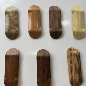 Mini-skateboards en bois d'érable personnalisés avec grip tape, cadeau de fête - Product Image 3