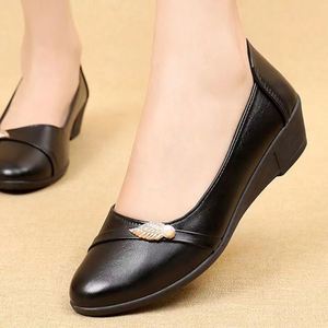 2026 New Fashion Women <b>Shoes</b> <b>Soft</b>-soled for Middle-aged Mothers Spring Summer Autumn Commuter Versatile Casual - Product Image 4