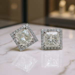 Orecchini in Oro Bianco con Diamanti Taglio Principessa, Colore D, Certificati GIA, Gioielli Classici da Donna per Fidanzamento - Product Image 2