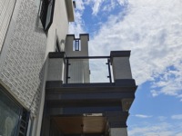 Rampe en verre sans cadre pour balcon d'appartement et escalier, avec main courante en PVC et acier inoxydable 304 noir, résistante à la rouille, fixation au sol