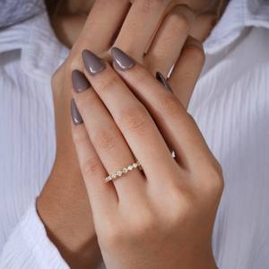 Bague d'anniversaire moderne sertie de moissanite pour femme, bijou minimaliste élégant en or jaune 14 carats, coupe ronde, alliance de mariage - Product Image 2