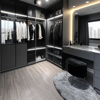 Système de dressing modulaire autoportant moderne, armoires ouvertes pour chambre d'appartement