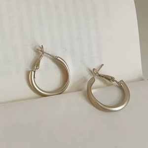 Pendientes de Aro en Forma de C de Acero Inoxidable Chapados en Oro de 18k de Alta Calidad para Mujer, Joyería Hipoalergénica, Pendientes de Aro con Forma de Espiral - Product Image 1