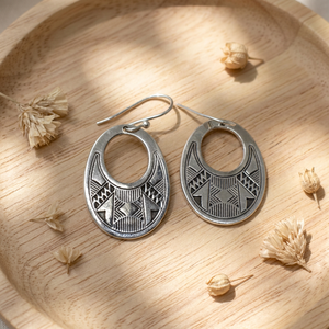 Pendientes Colgantes Geométricos Ovalados de Plata de Ley 925 Divyansh, Joyería Étnica Hindú Boho Hecha a Mano con Grabado Tribal - Product Image 1