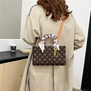 กระเป๋าถือสะพายข้างผู้หญิง PU หรูหราขายส่ง, กระเป๋าถือผู้หญิงสไตล์เรโทรและทันสมัย, ผ้าพันคอไหมและของตกแต่งลายตัวอักษร 2028 - Product Image 5