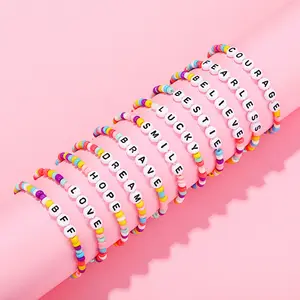 Bracelets d'amitié bon marché arc-en-ciel Bracelets de lettres élastiques Bracelets de perles personnalisés pour enfants filles