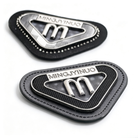 Marque personnalisée en métal 3D tridimensionnelle en cuir PU, étiquette en cuir avec lettre M incrustée de strass