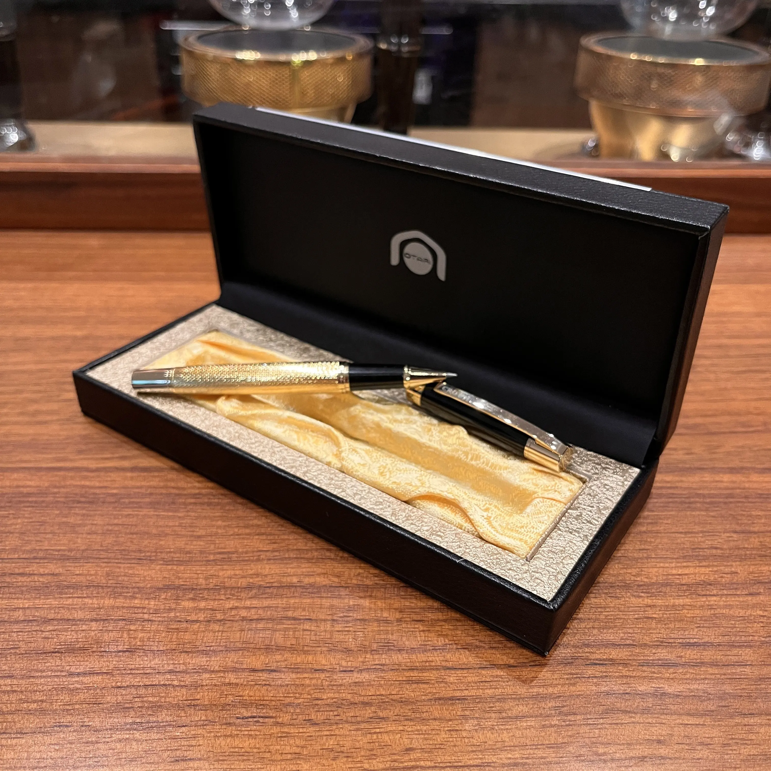 قلم حبر جاف بتصميم كلاسيكي للمكتب التنفيذي الاحترافي مجموعة أقلام هدايا مخصصة ذهبية من الشركة