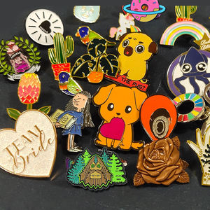 Broches de esmalte de pepinillos encurtidos, níquel negro, con diseños de Paz y Amor, pepinillos divertidos y botellas, insignias de solapa creativas con temática de frutas para el Día del Padre - Product Image 6