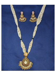 Elegante Juego de Collar con Colgante de Perlas Tradicionales en Tono Dorado con Pendientes Chandbali a Juego para Bodas y Eventos Festivos - Product Image 2
