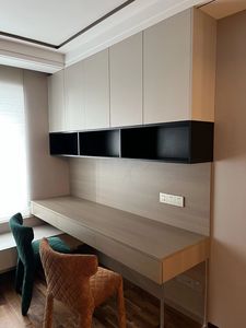 Bureau d'étude en L intégré avec bibliothèque, système de rangement sur mesure en bois massif pour optimisation de l'espace sous les escaliers de maison jumelée - Product Image 3