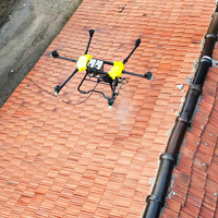Drone de nettoyage haute pression UAV à jet d'eau de précision pour la distribution ciblée d'eau aux fenêtres des tours de haute altitude pour la maintenance des centrales électriques