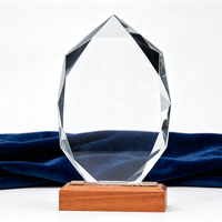 Pas cher Personnalisé Nom Individuel Gravé Haute Qualité Souvenir Cadeau Base En Bois Cristal Prix Plaque De Verre Trophée