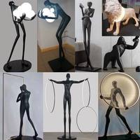 Lampe sur pied LED créative moderne populaire en résine noire, sculpturale, tenant des boules, pour la décoration du salon et du couloir