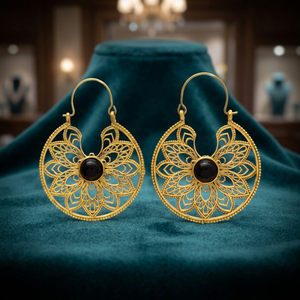 Boucles d'oreilles pendantes classiques en onyx noir, motif floral, plaqué or 14 carats sur laiton - Product Image 2