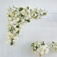 Arrangement de boules de fleurs artificielles en roses blanches dans une urne sur piédestal, centre de table en roses de soie pour mariage, banquet, décoration de la maison