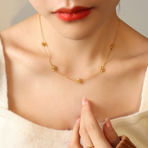 <span class=keywords><strong>Collana</strong></span> da Donna Placcata Oro in Acciaio al Titanio con Piccola <span class=keywords><strong>Margherita</strong></span> dal Design Floreale Fresco e Fascino Fiabesco, Gioiello che Non Sbiadisce - Product Image 5