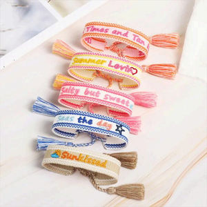 Bracelet à pompon réglable brodé avec texte d'encouragement d'équipe, cadeaux personnalisés pour le jour du match, université, collège - Product Image 1