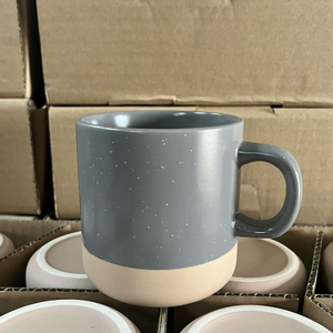 แก้วกาแฟเซรามิกสองสีลายจุด ผิวด้าน ดีไซน์มินิมอล บรรจุในกล่องแบบกริด ใช้ในบ้าน ปลอดภัยสำหรับเครื่องล้างจานและไมโครเวฟ - Product Image 2